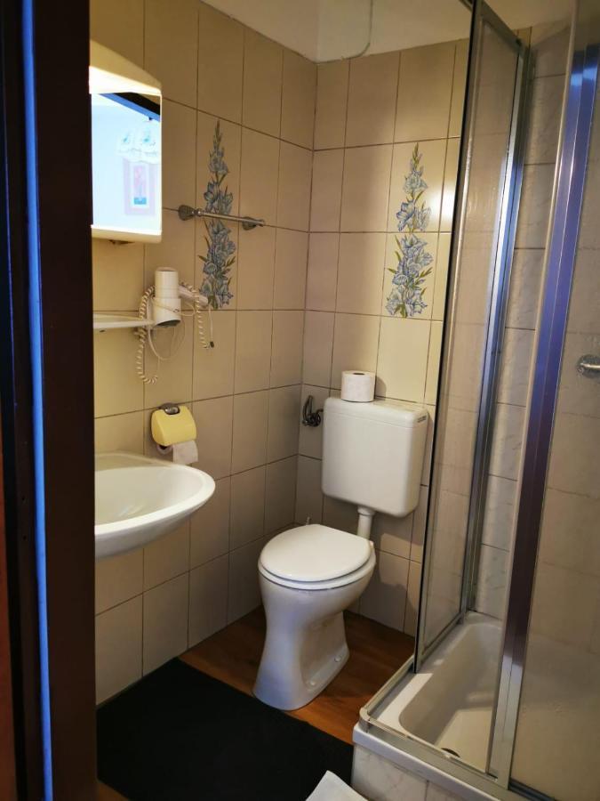 Hotel Goldene Krone Мистельбах Экстерьер фото