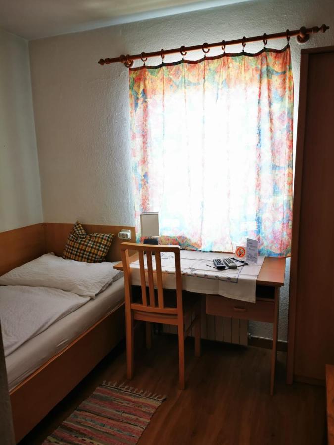 Hotel Goldene Krone Мистельбах Экстерьер фото