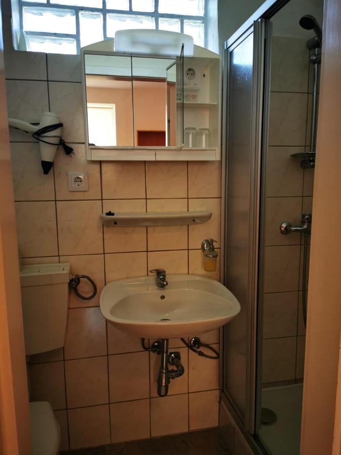 Hotel Goldene Krone Мистельбах Экстерьер фото