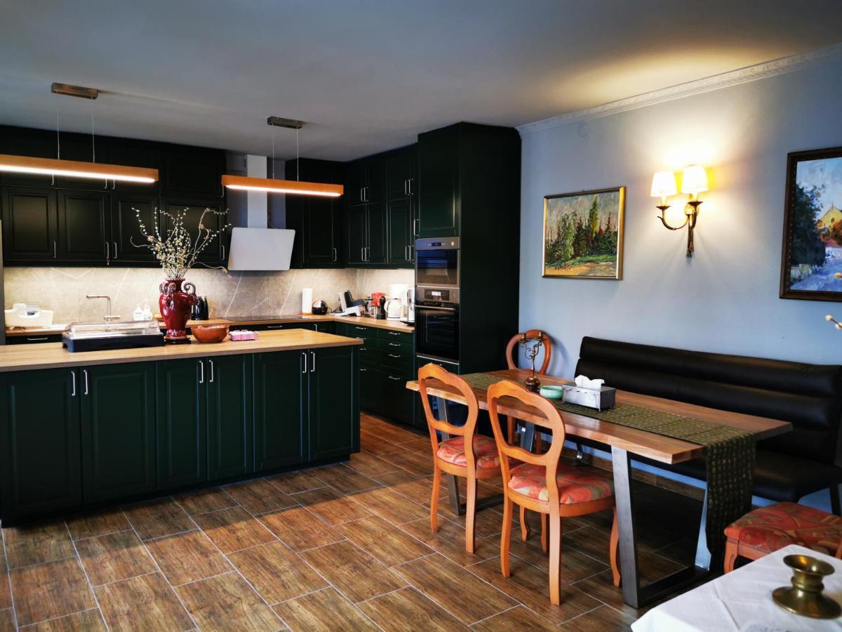 Hotel Goldene Krone Мистельбах Экстерьер фото